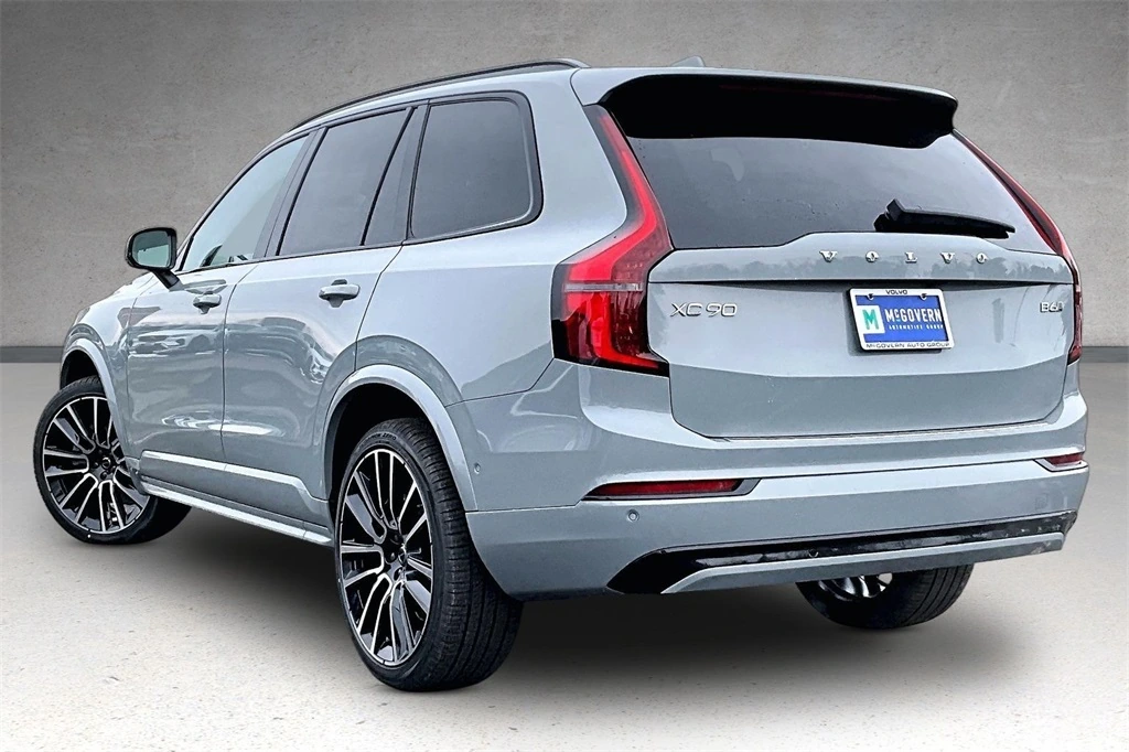 2026 Volvo - image 3