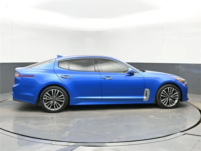 2018 Kia Stinger Premium photo 2