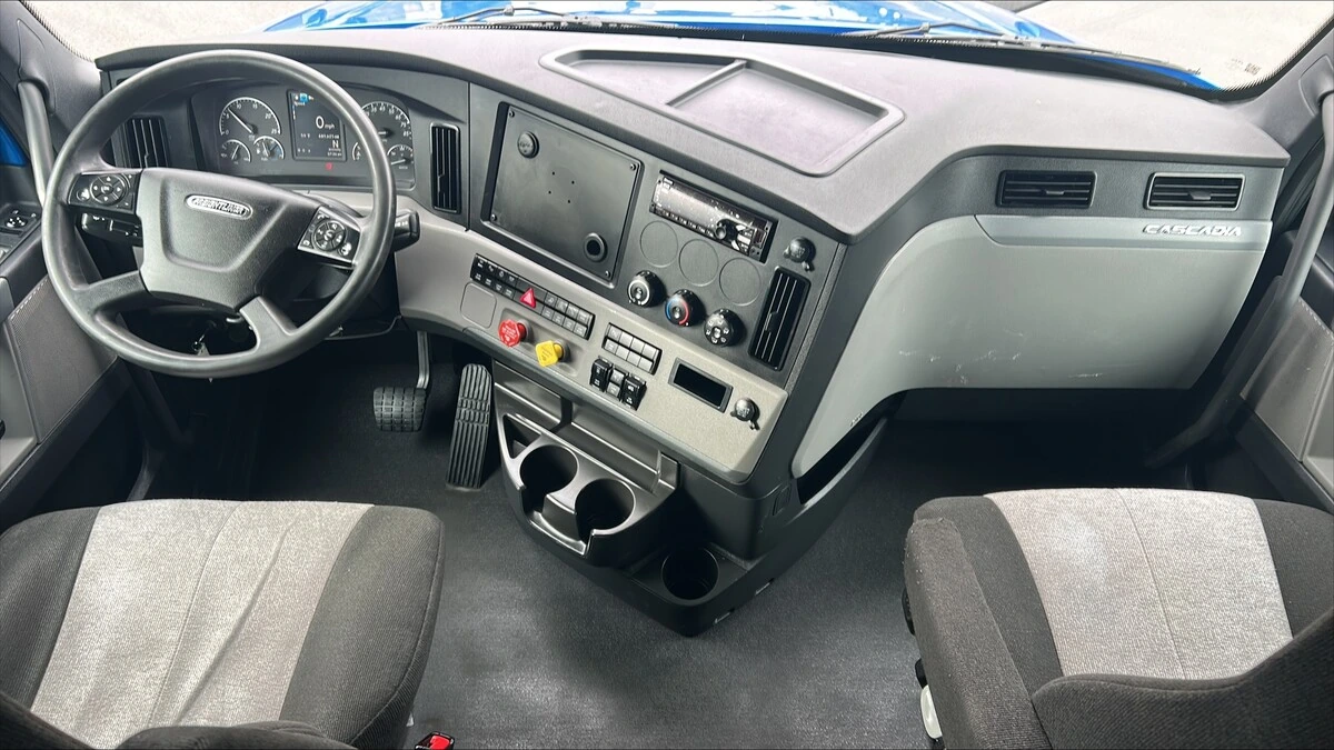 2022 Freightliner Cascadia - image 2