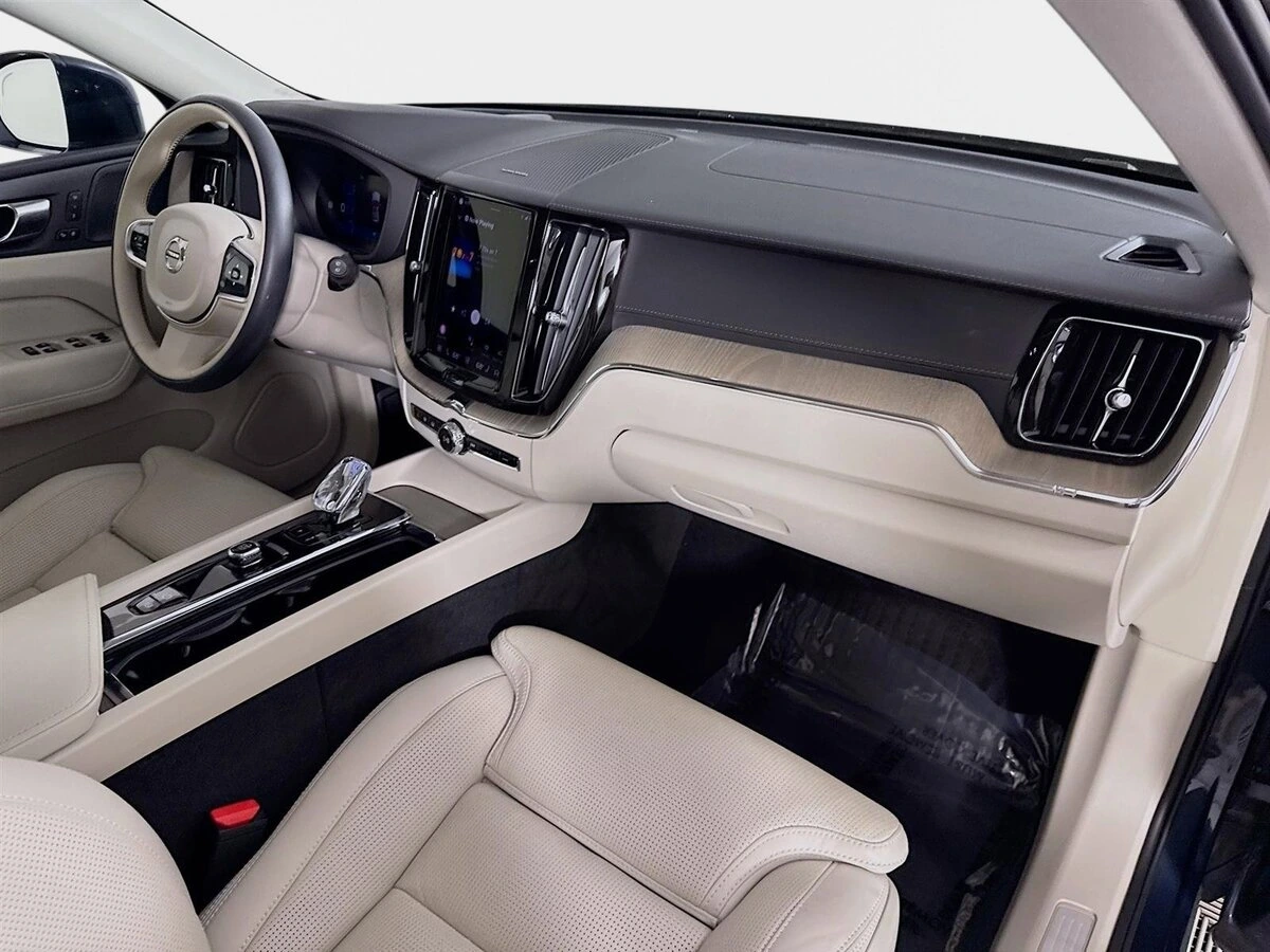 2023 Volvo - image 31