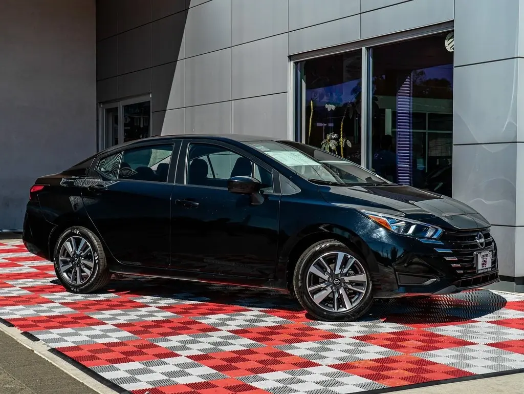 2023 Nissan Versa 1.6 SV photo 3