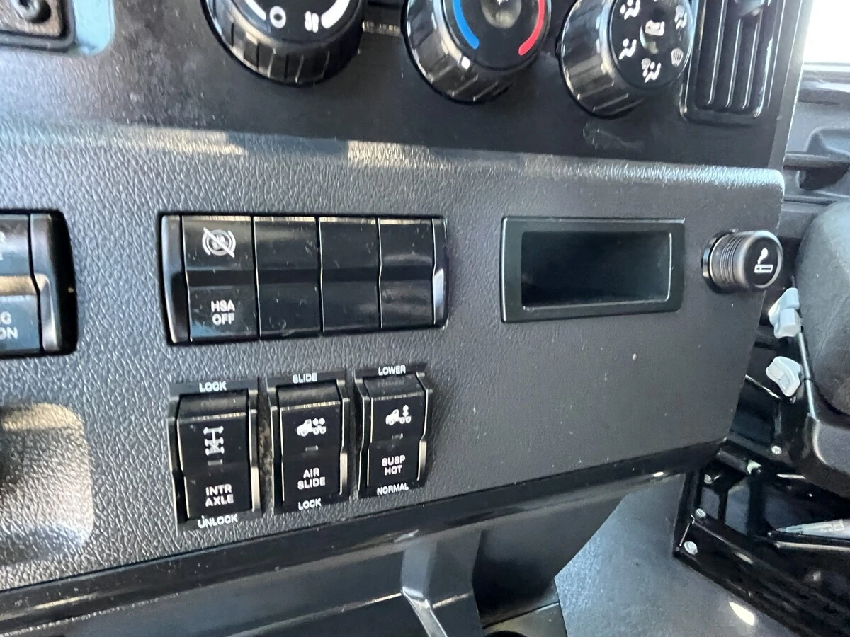 2023 Freightliner Cascadia - image 29