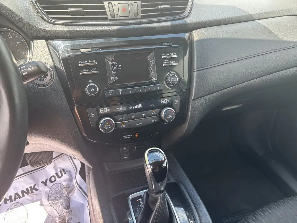 2017 Nissan Rogue SV photo 19