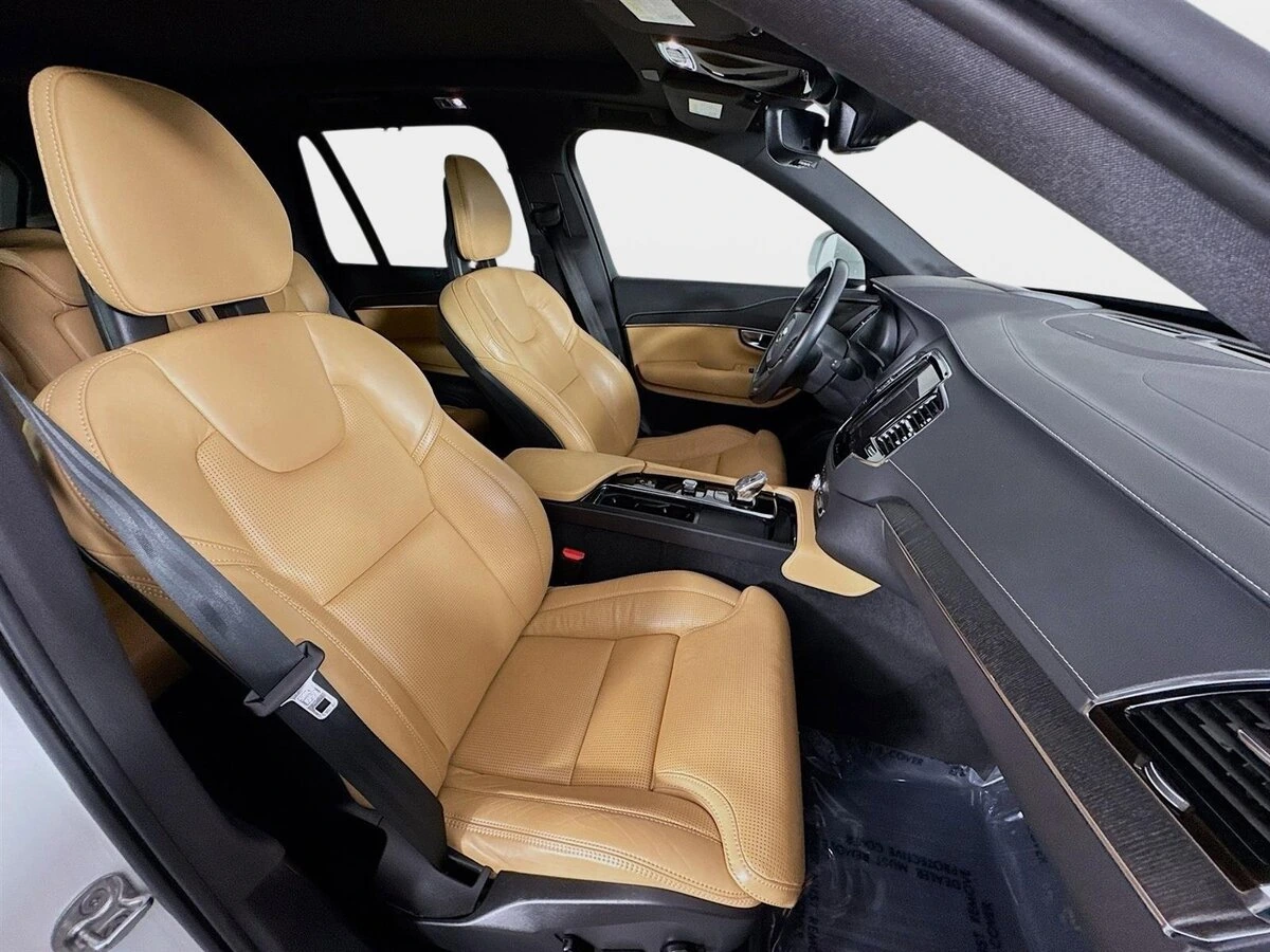 2022 Volvo - image 31