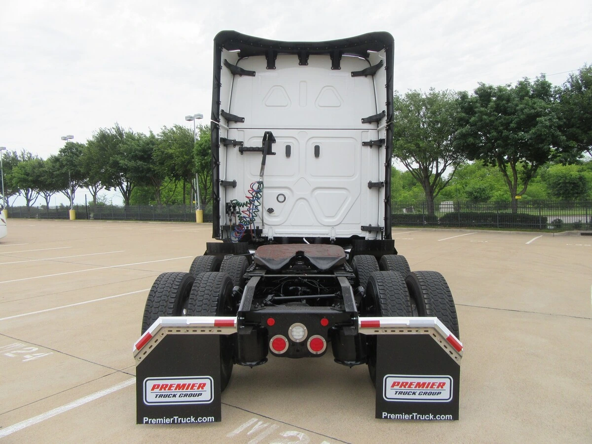 2025 Freightliner Cascadia — photo 8