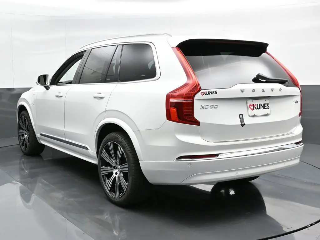 2025 Volvo - image 9