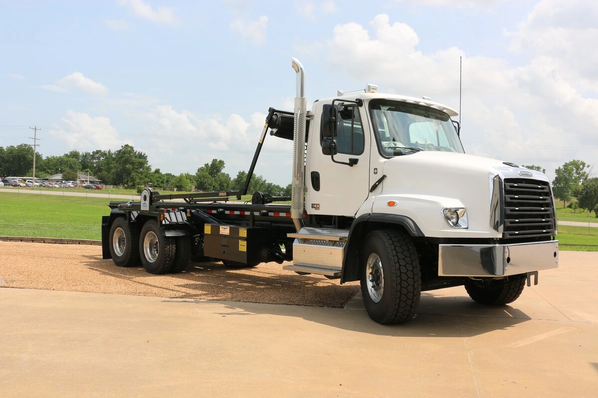 2027 Freightliner 114SD — photo 2