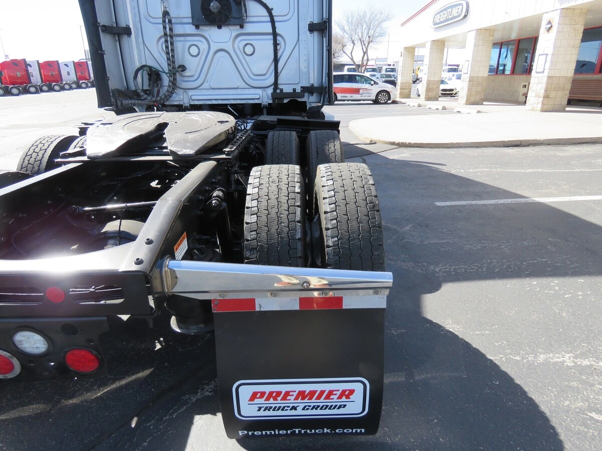 2022 Freightliner Cascadia - image 6