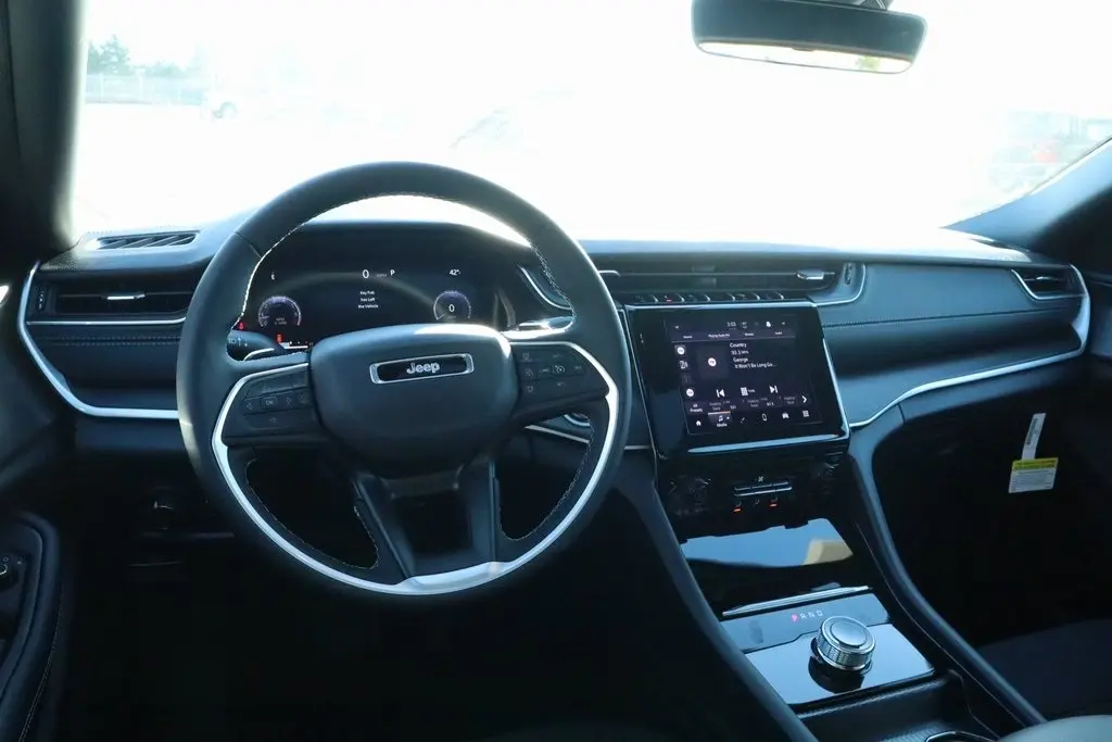 2025 Jeep Grand Cherokee Laredo photo 2