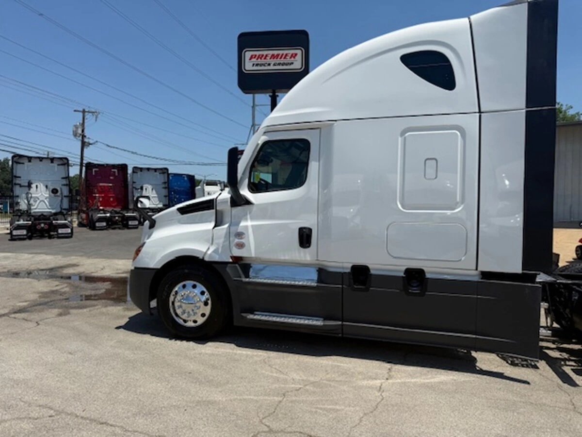 2025 Freightliner Cascadia — photo 7