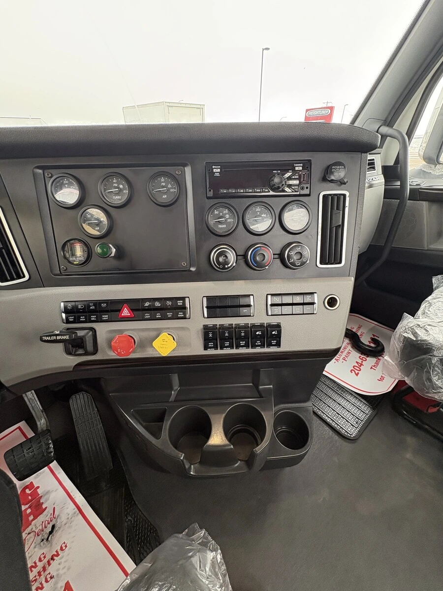 2021 Freightliner Cascadia - image 11