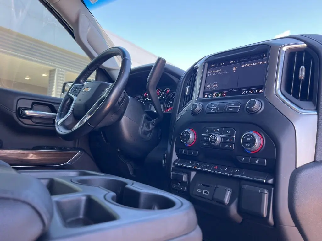 2022 Chevrolet Silverado 1500 LT photo 2
