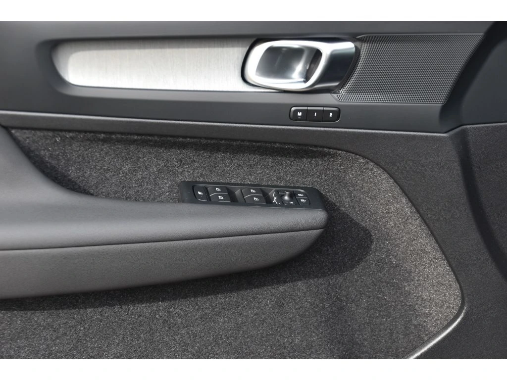 2026 Volvo - image 25