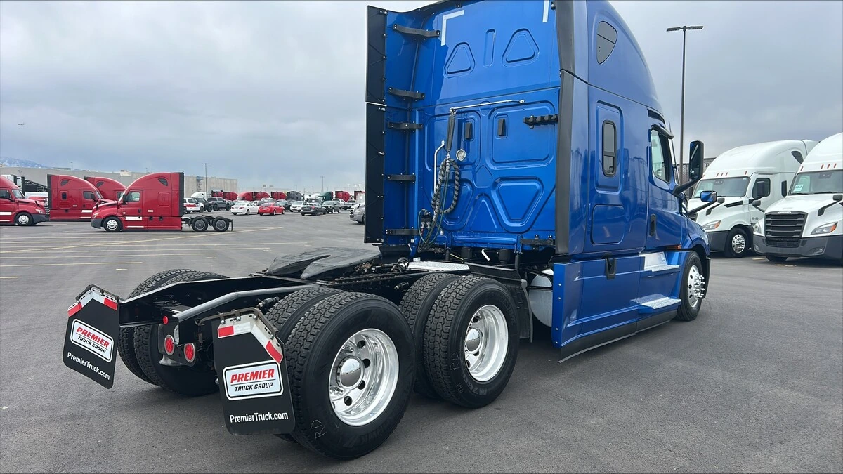 2022 Freightliner Cascadia - image 5