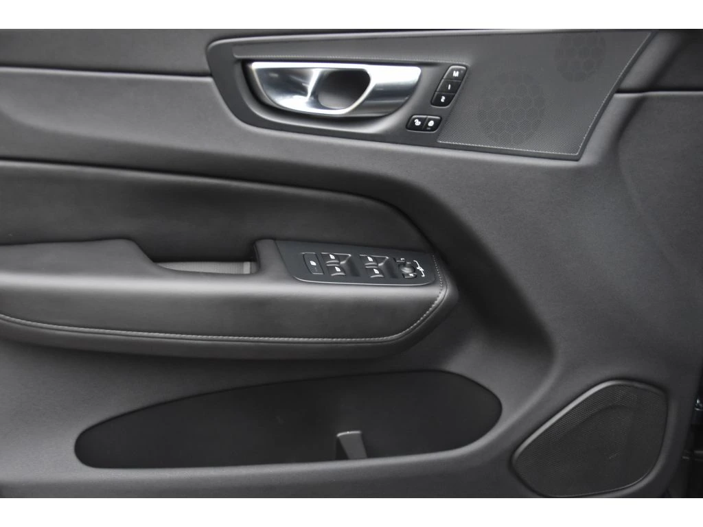 2025 Volvo - image 27