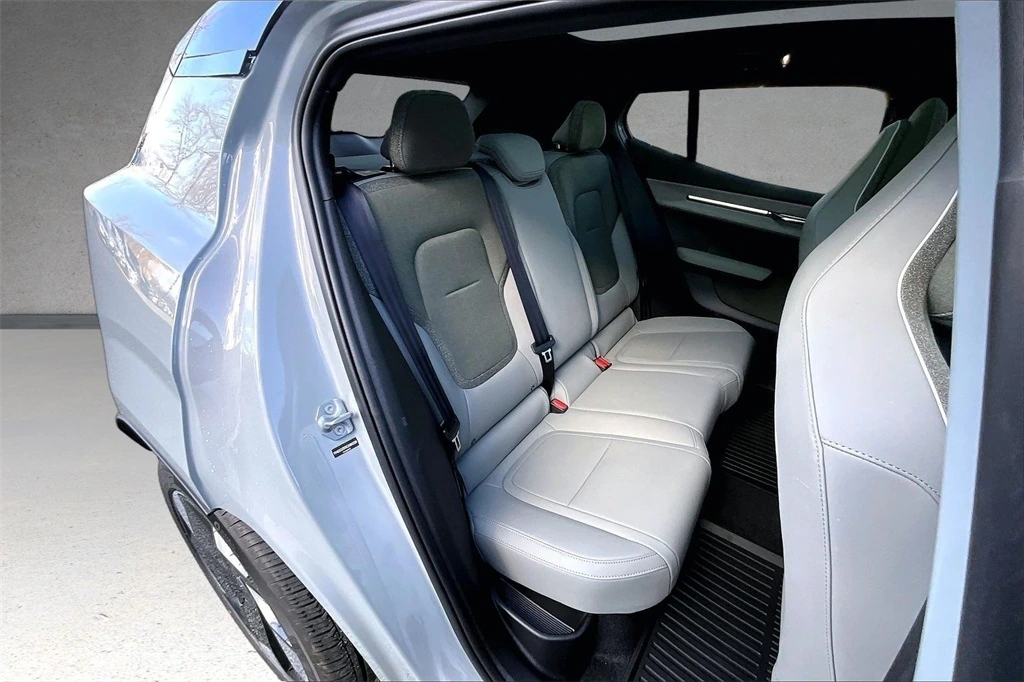 2025 Volvo - image 24