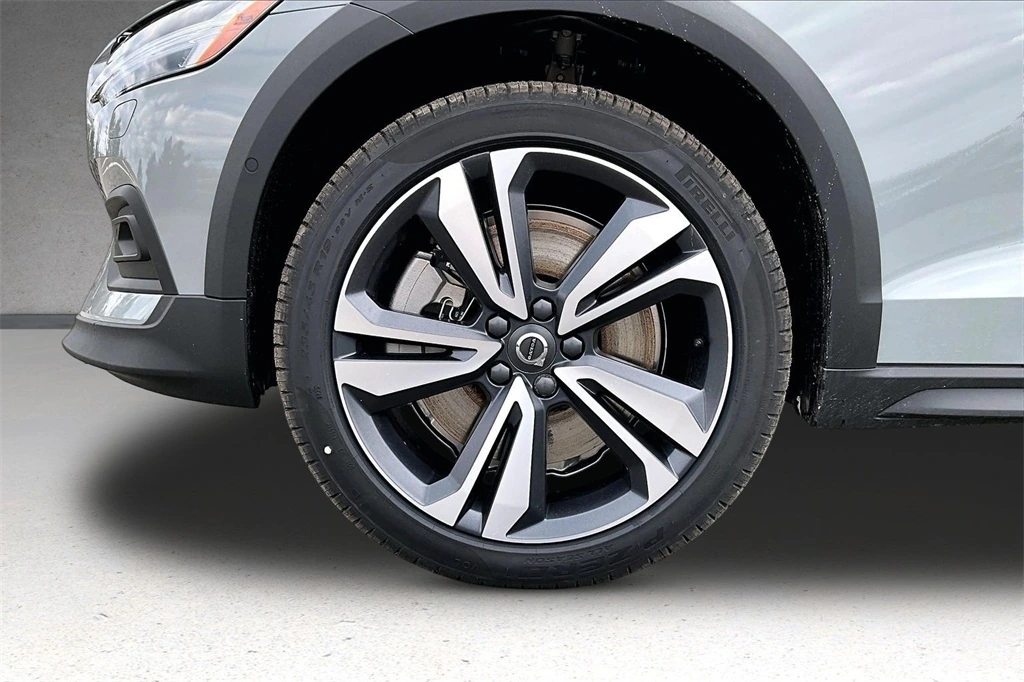 2026 Volvo - image 13