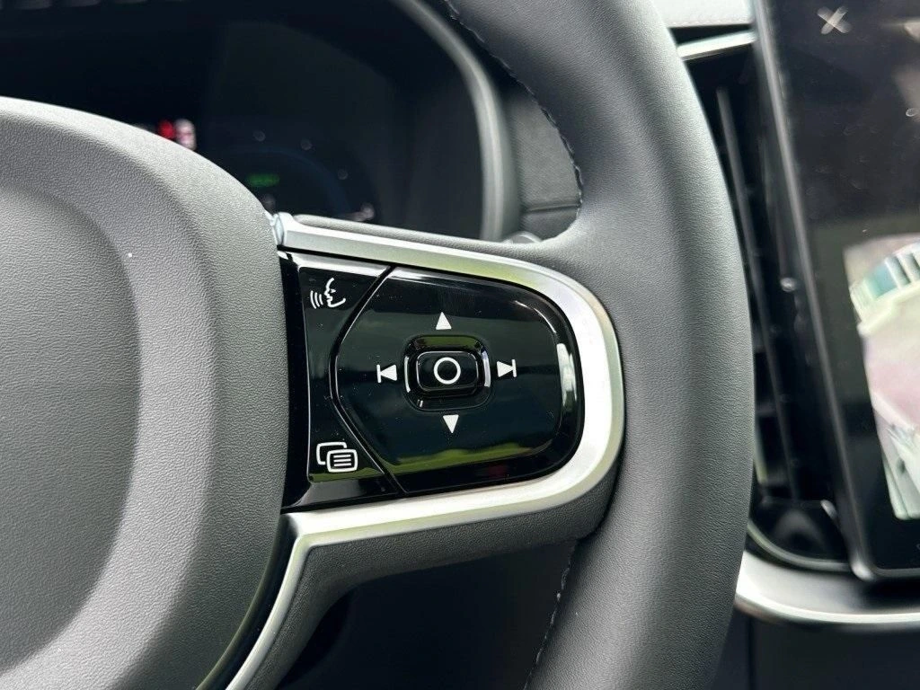 2025 Volvo - image 27