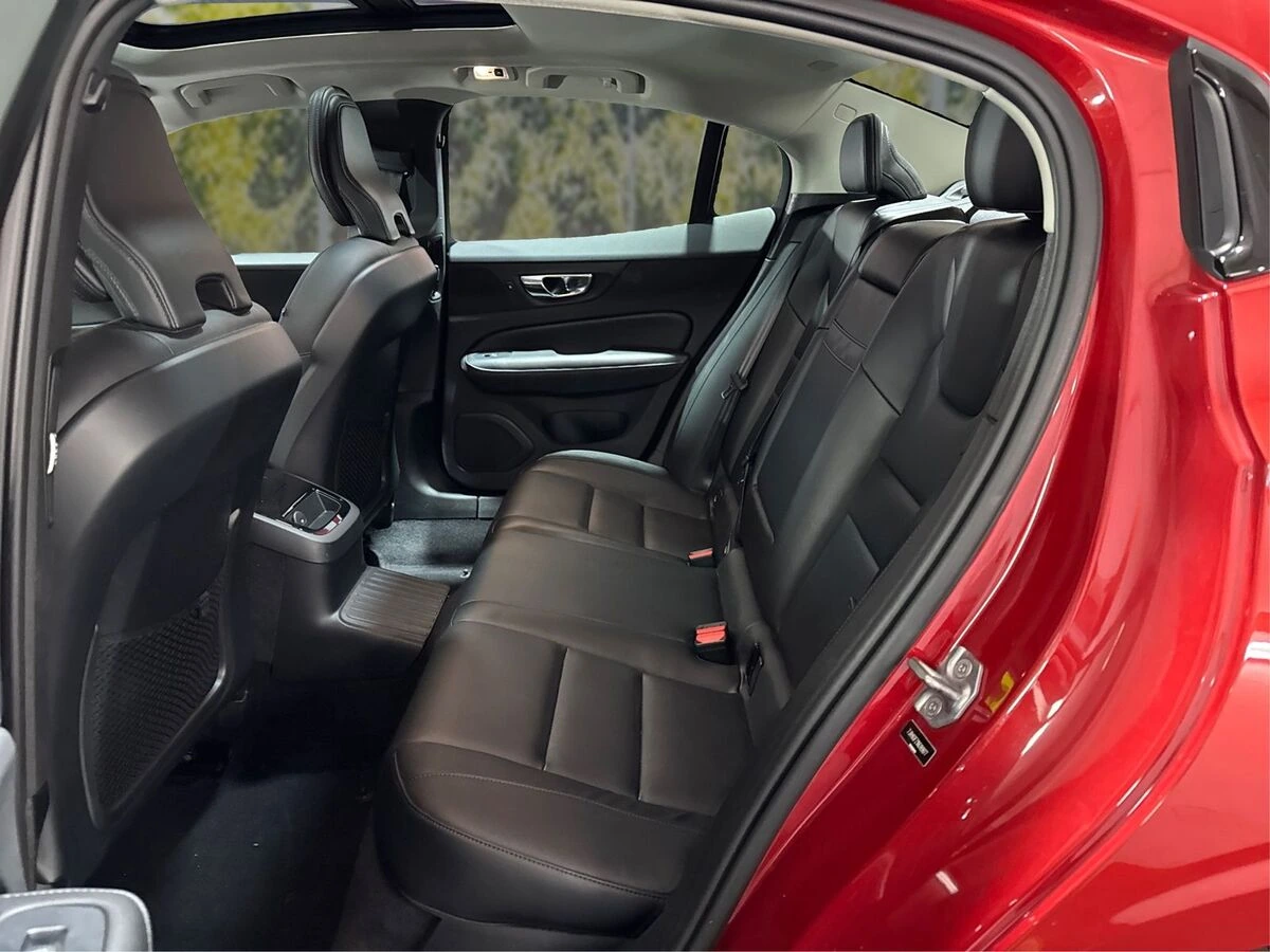 2022 Volvo - image 10