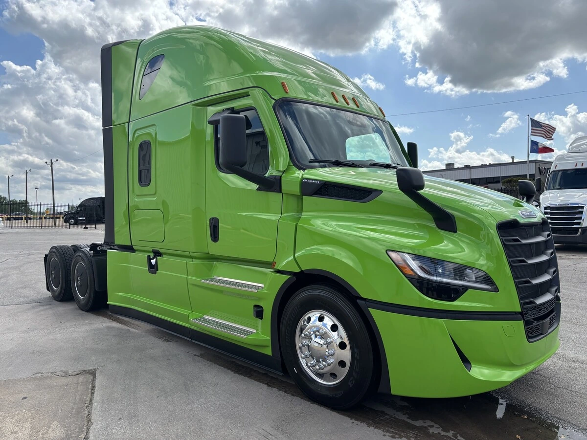 2027 Freightliner - image 3