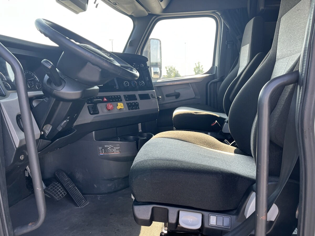 2022 Freightliner Cascadia — photo 6