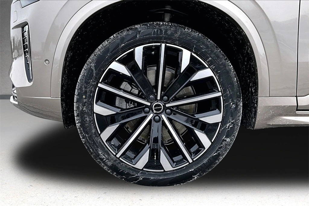 2026 Volvo - image 13