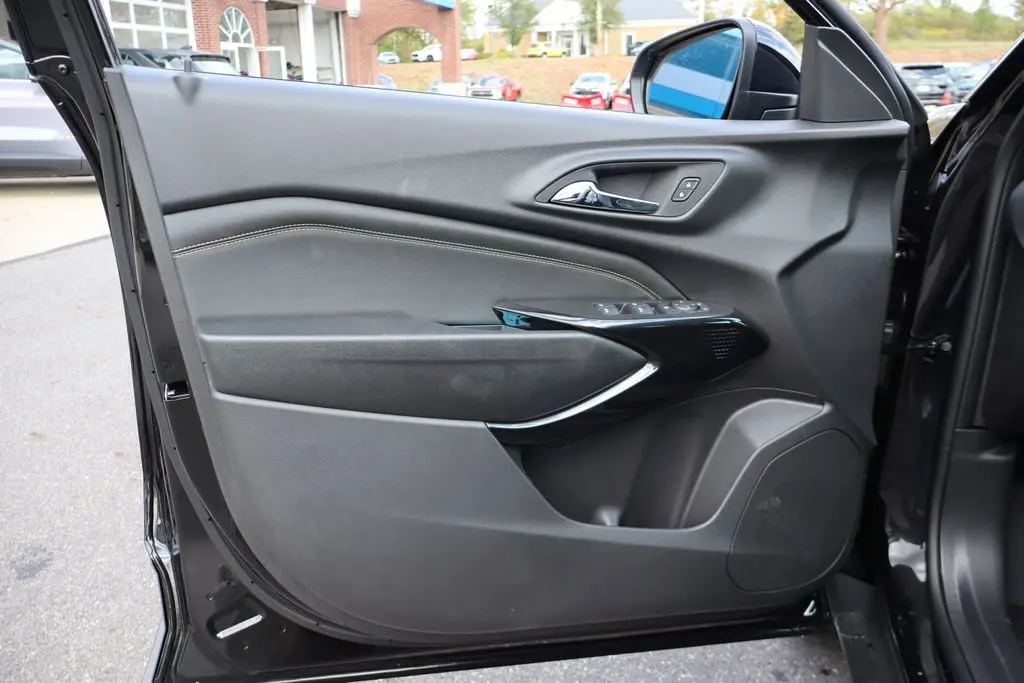 2025 Chevrolet Trax ACTIV photo 2