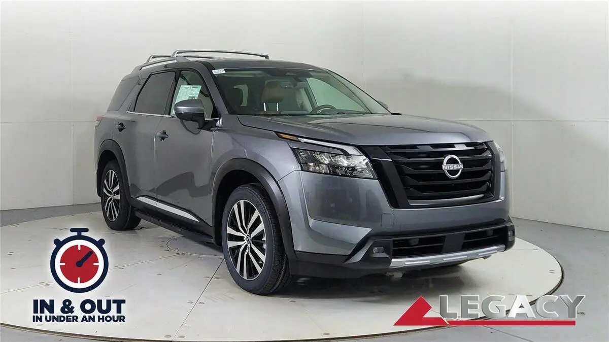 2025 Nissan Pathfinder Platinum's photo