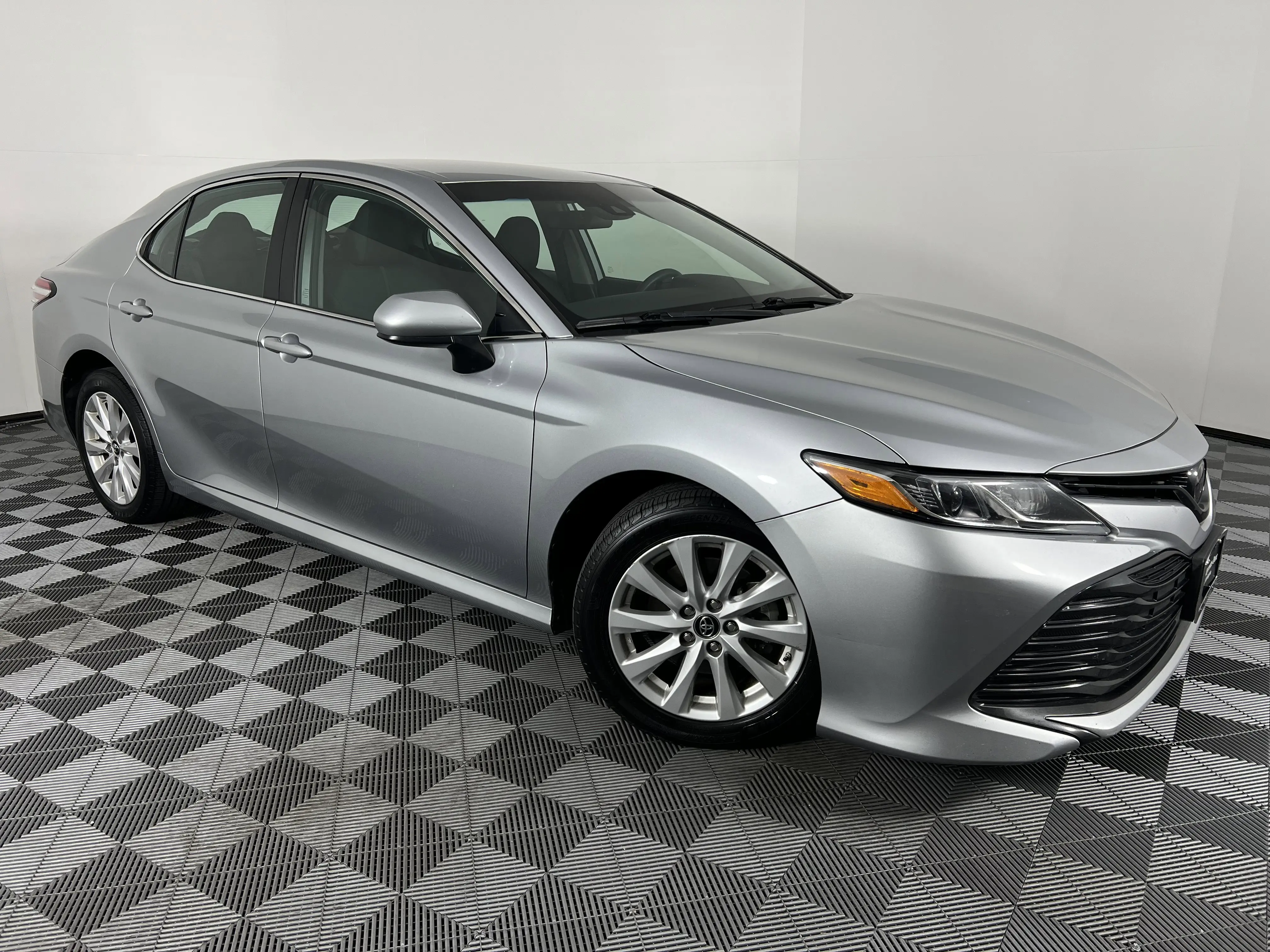 2019 Toyota Camry LE photo 2