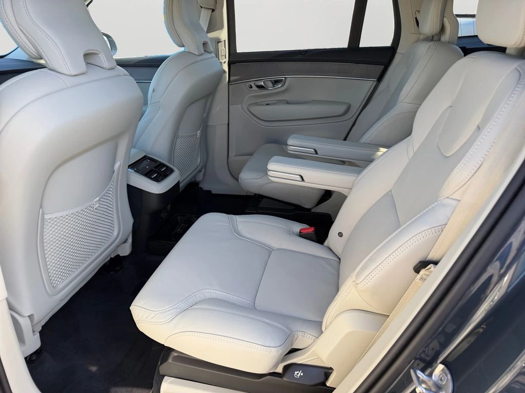 2026 Volvo - image 12