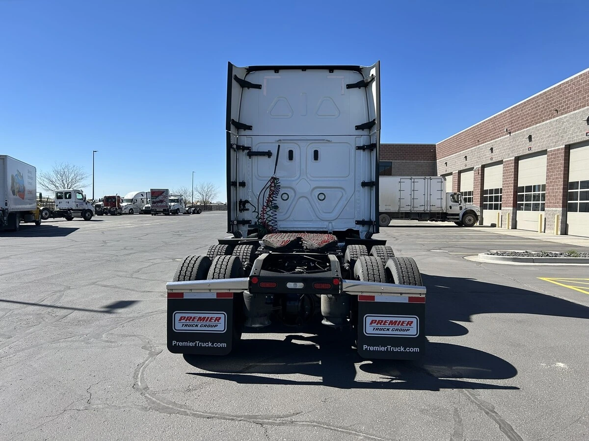 2022 Freightliner Cascadia - image 7