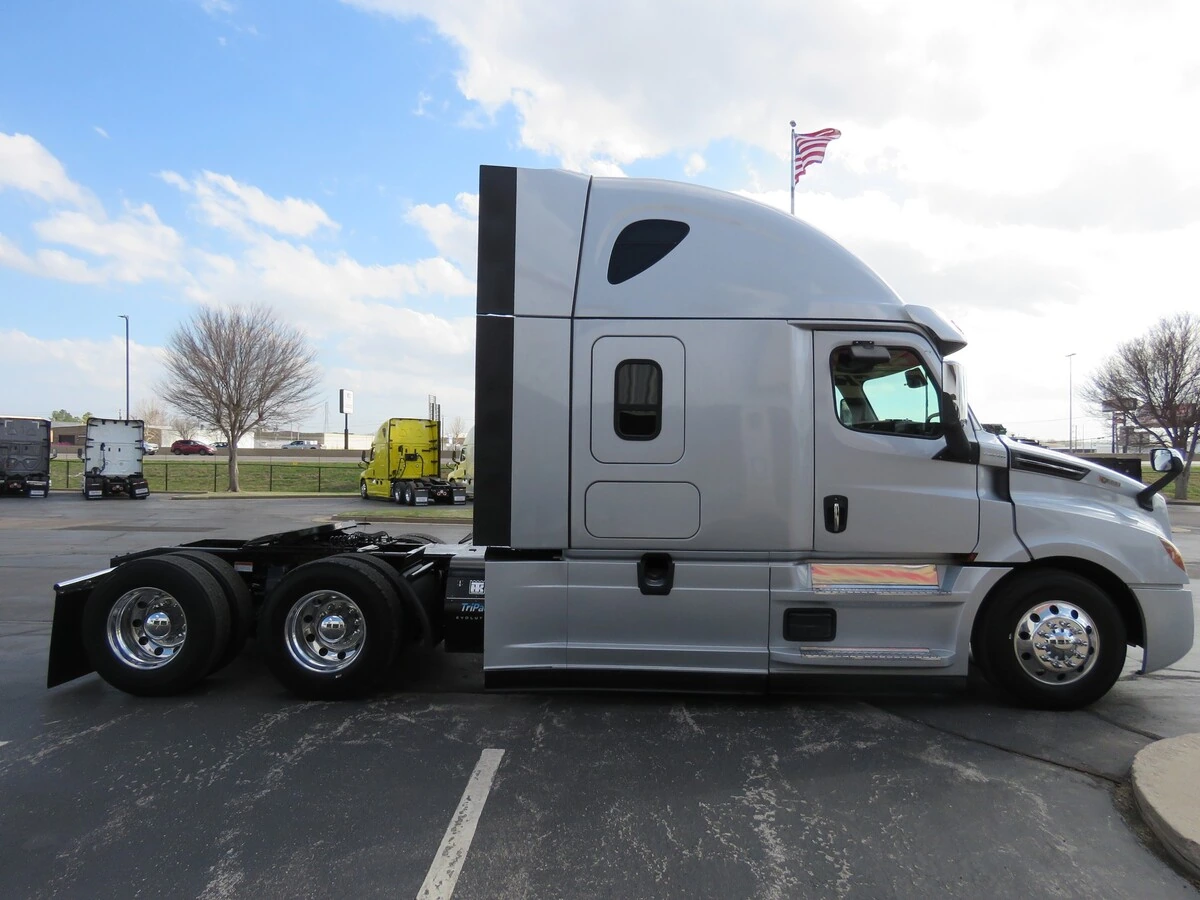2022 Freightliner Cascadia - image 9