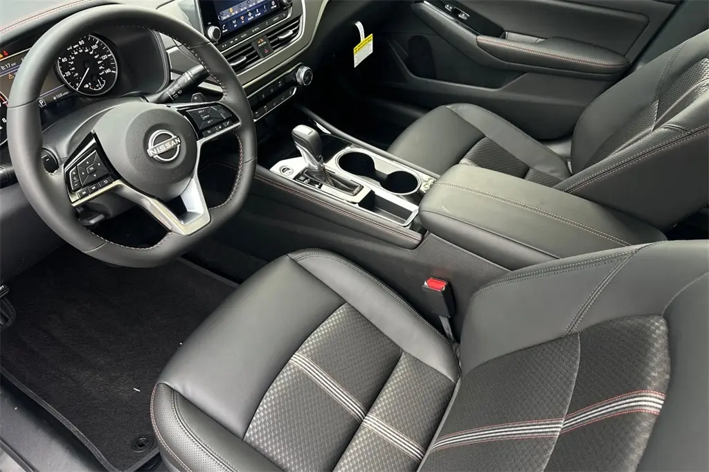 2025 Nissan Altima 2.5 SR photo 6