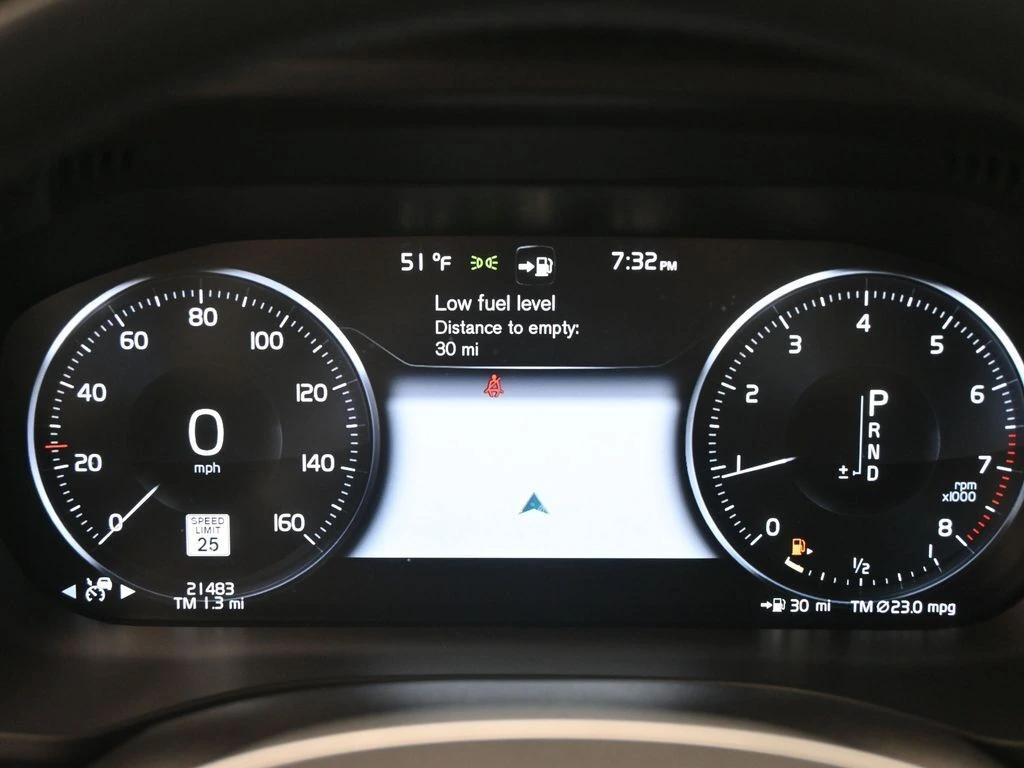 2020 Volvo - image 13