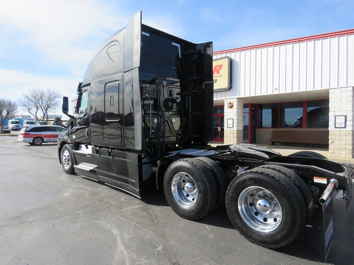2022 Freightliner Cascadia - image 3