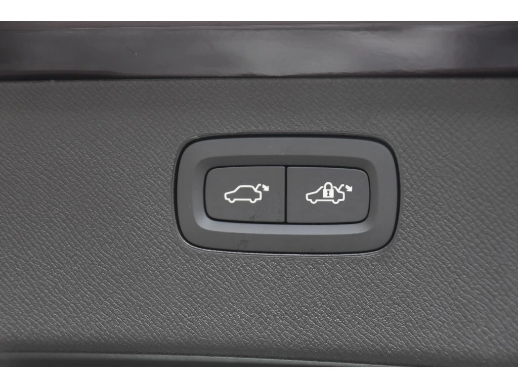 2026 Volvo - image 25