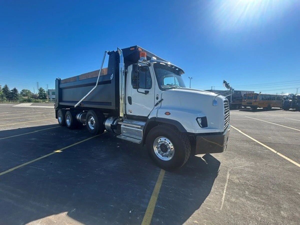 2027 Freightliner 114SD — photo 4