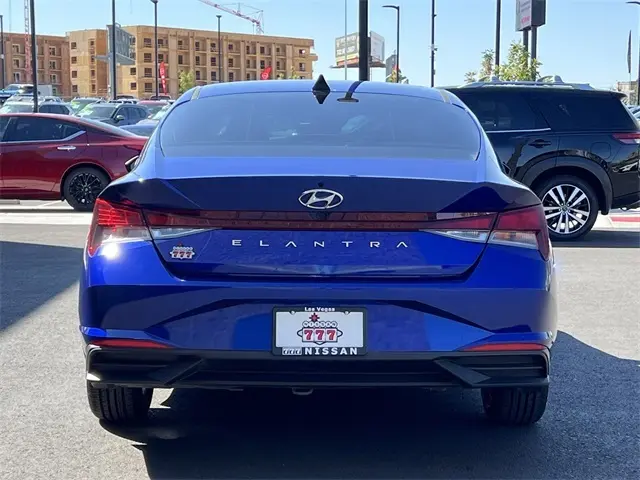 2023 Hyundai Elantra SEL photo 4