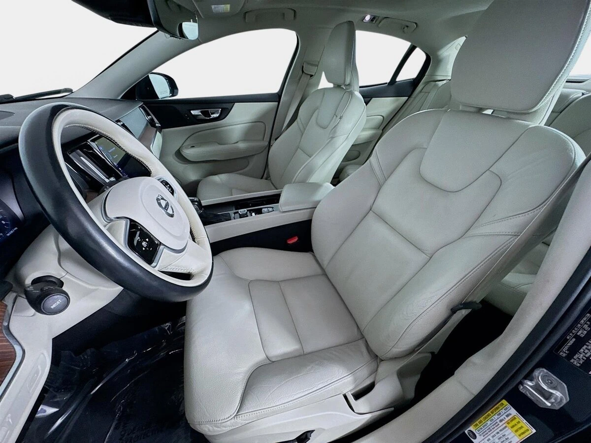 2021 Volvo - image 11