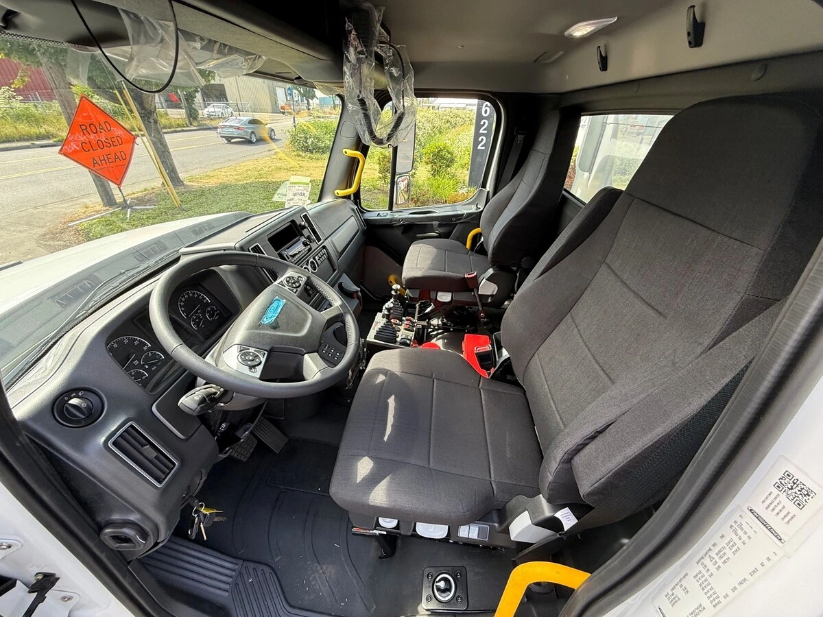 2027 Freightliner 114SD — photo 7