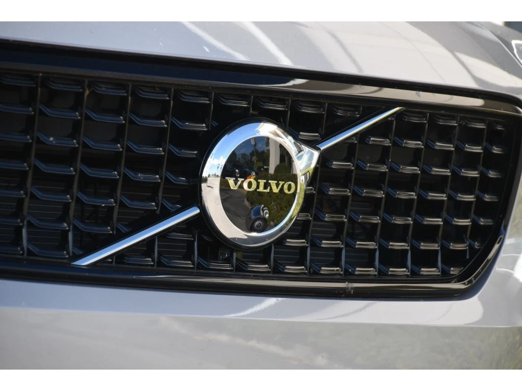 2025 Volvo - image 8