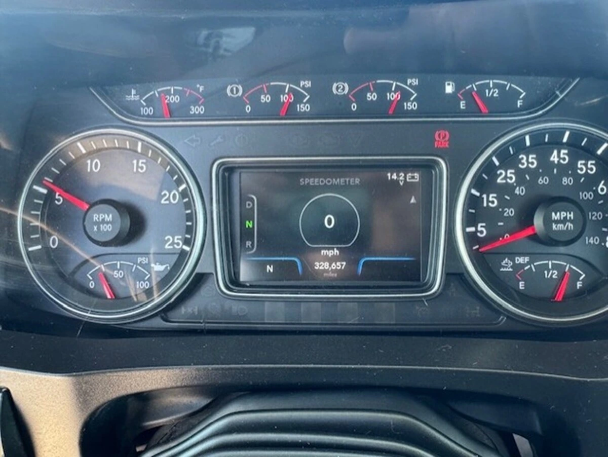 2018 International LT - image 6