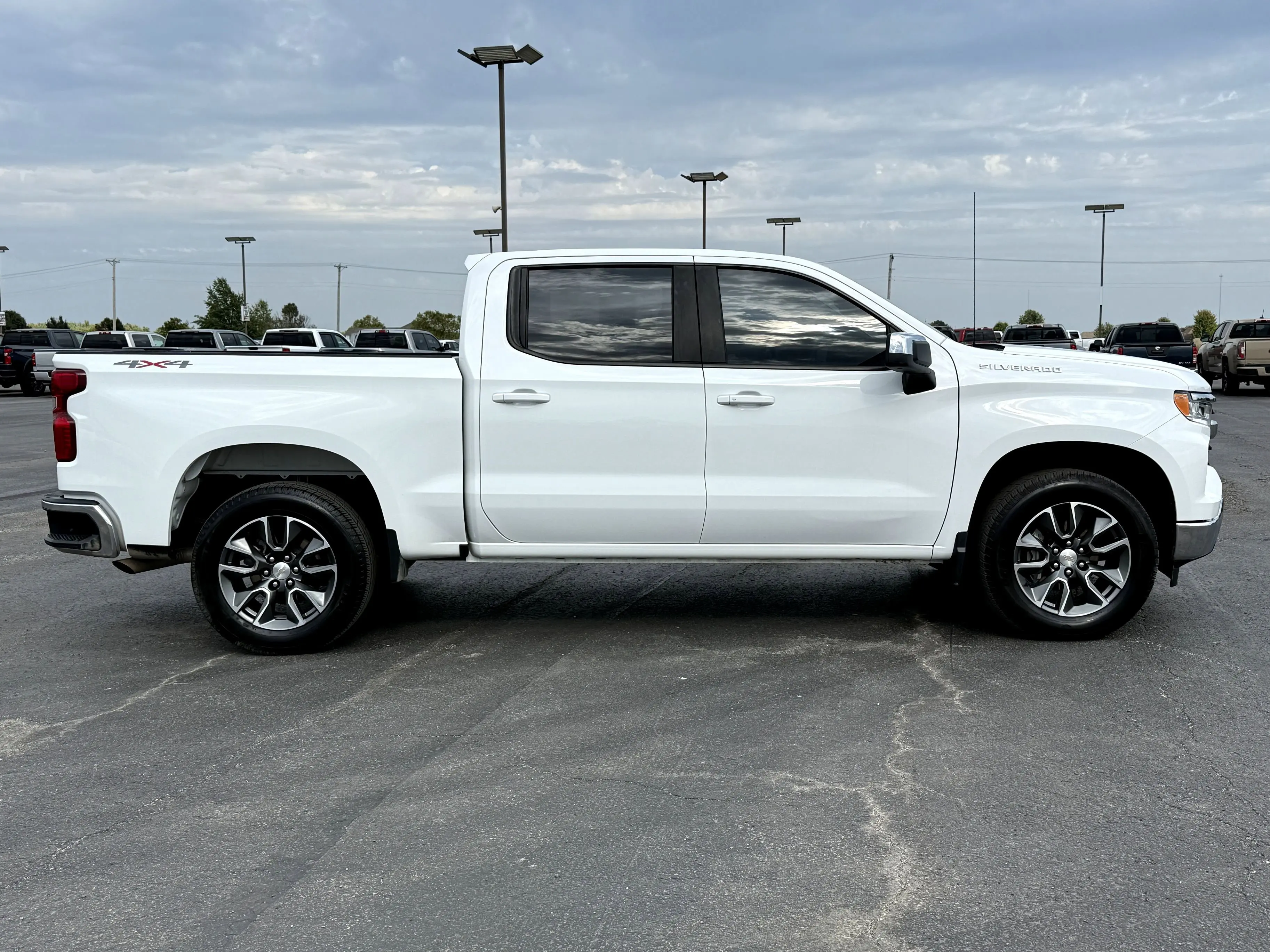 2023 Chevrolet Silverado 1500 LT photo 2
