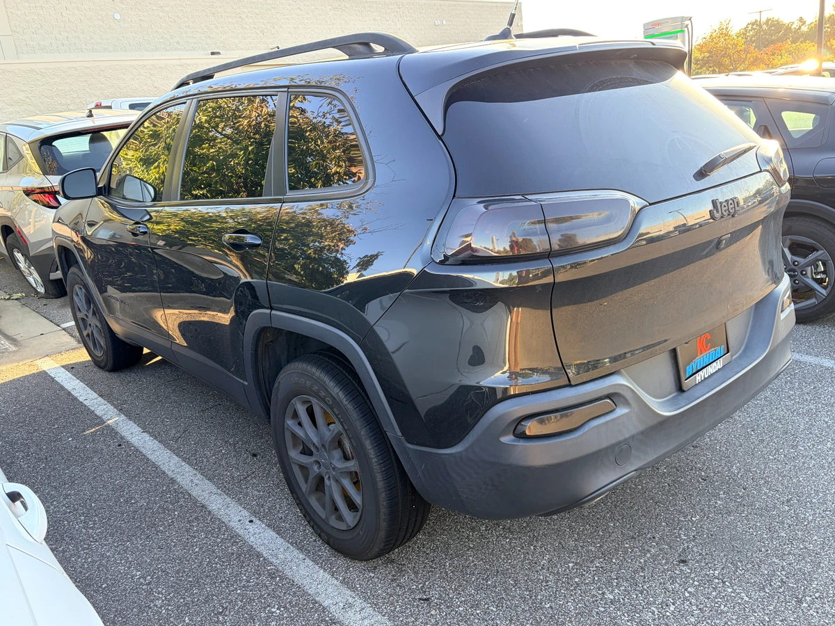 Used 2015 Jeep Cherokee Latitude with VIN 1C4PJMCB1FW687396 for sale in Merriam, KS