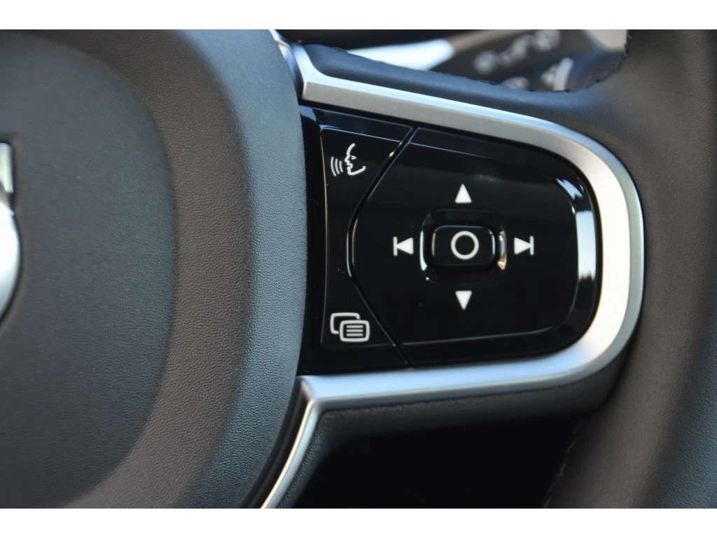 2026 Volvo - image 32