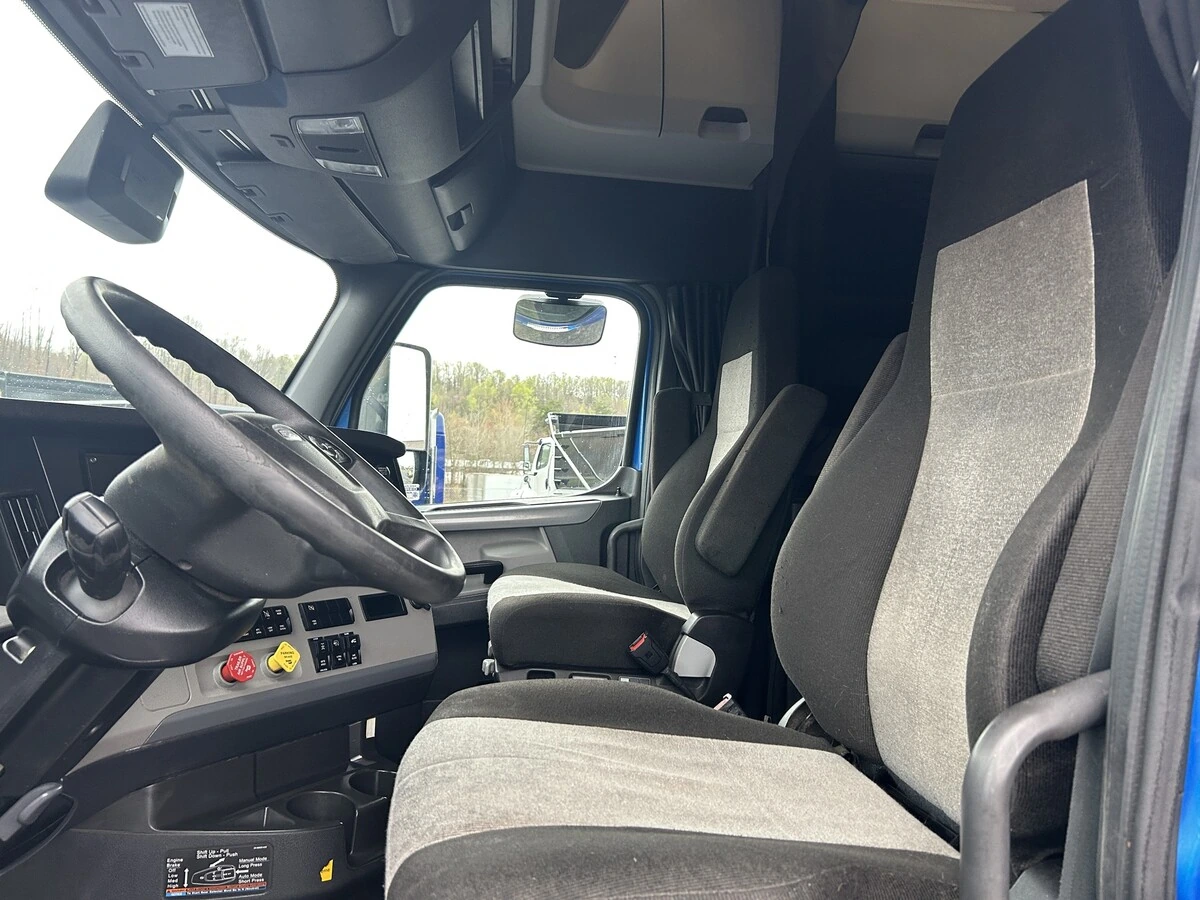 2022 Freightliner Cascadia - image 14