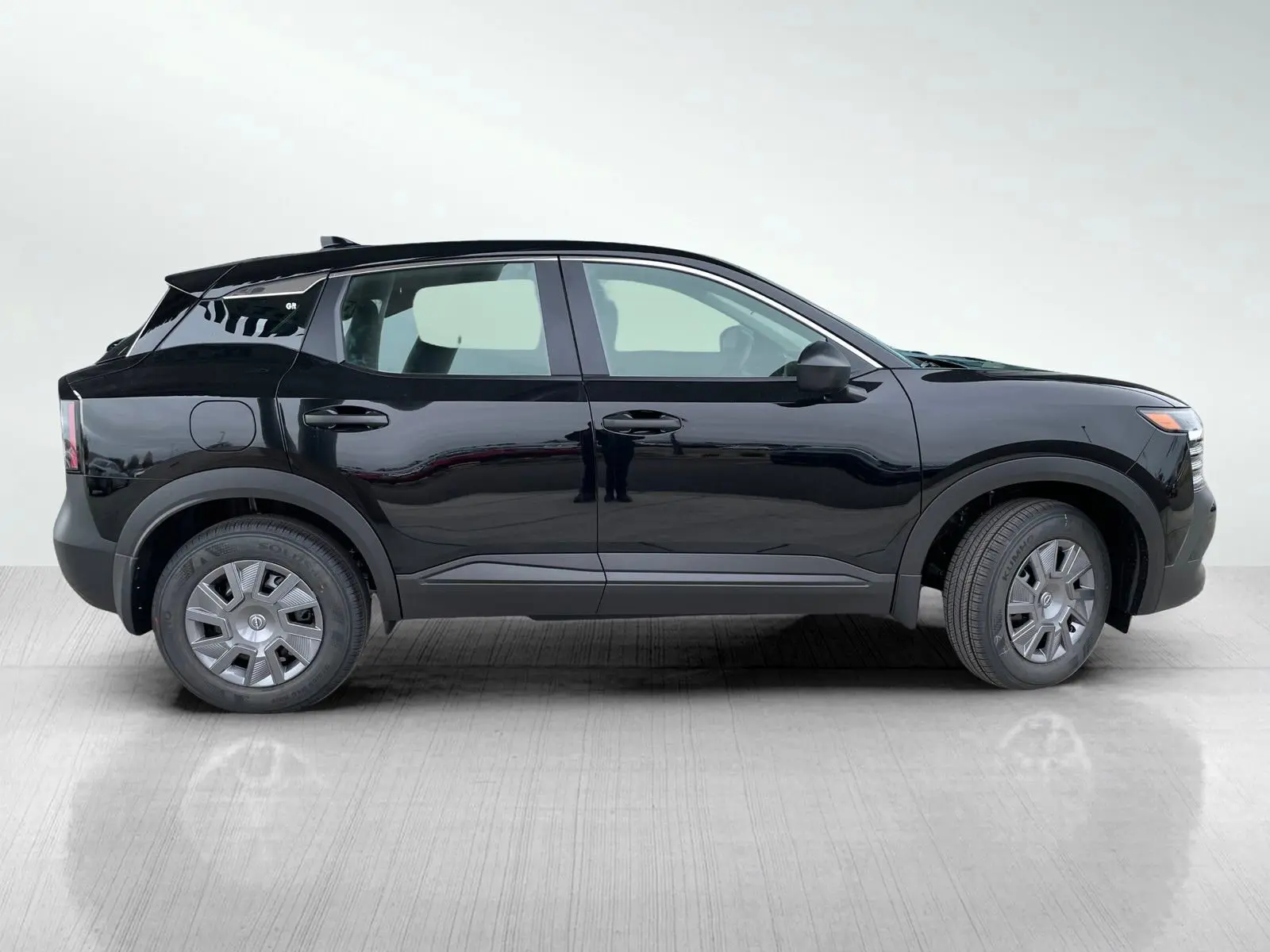 2025 Nissan Kicks S photo 3