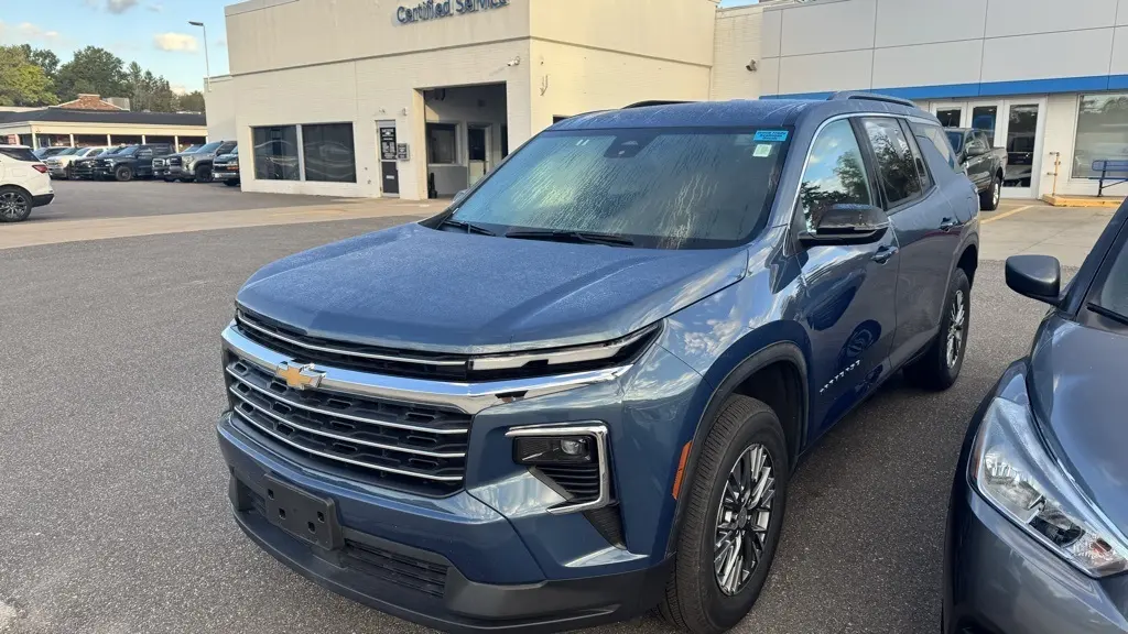 2025 Chevrolet Traverse 1LT photo 2