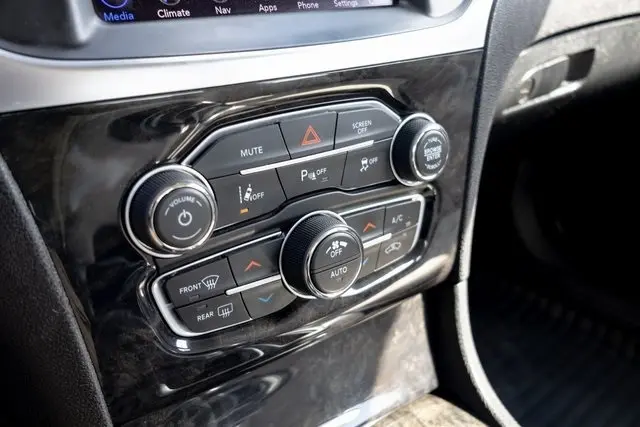 2021 Chrysler 300 Touring L photo 9