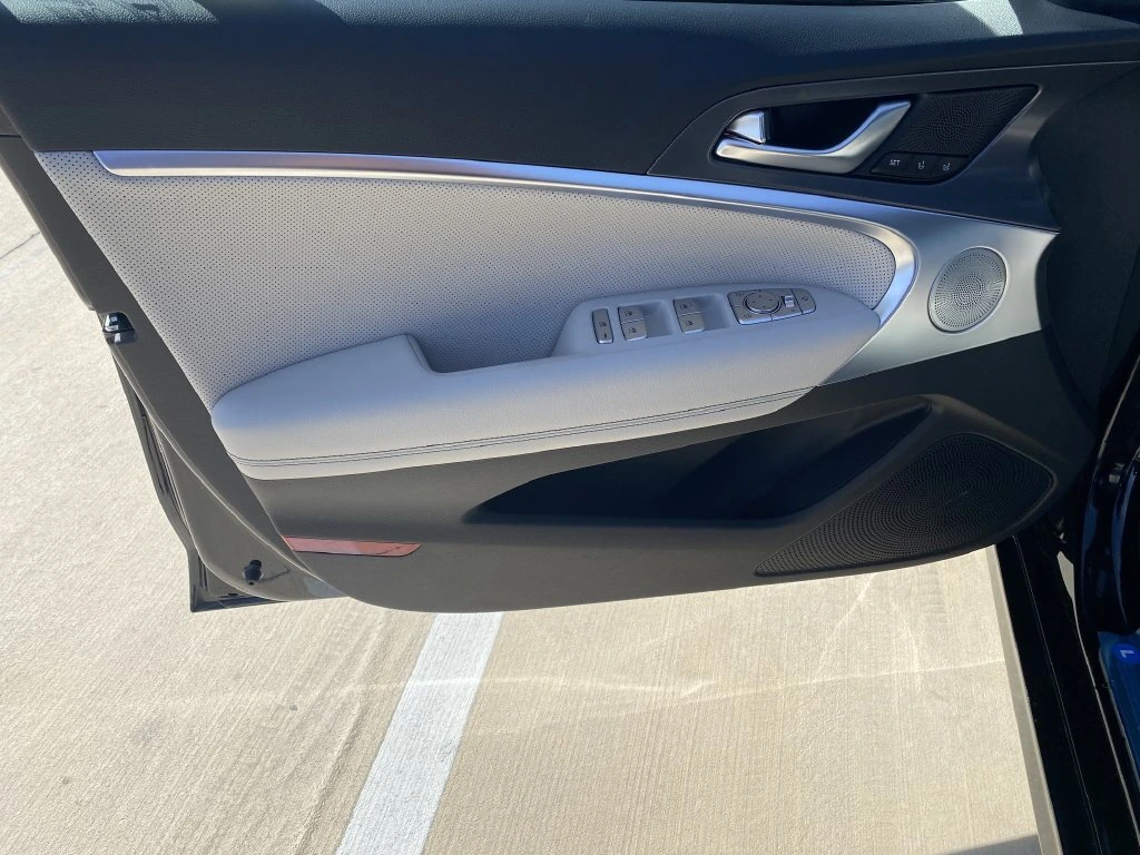 2025 GENESIS G70 Standard - Photo 10